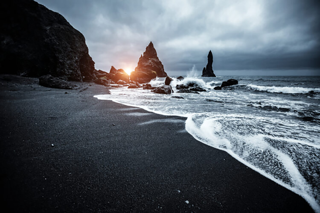 Basalt rocks "Troll toes". Lokacija Reynisfjara Beach, Iceland
